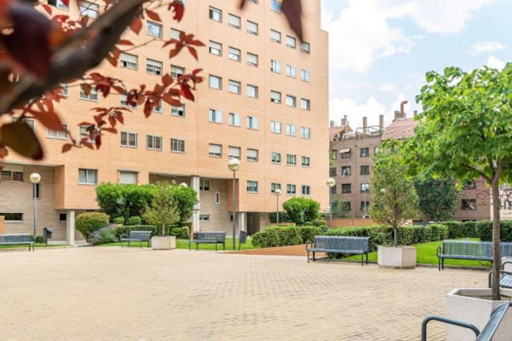 Impresionante Apartamento De 4 Dormitorios 3 Banos Y 2 Plazas De Garaje Madrid Exterior photo