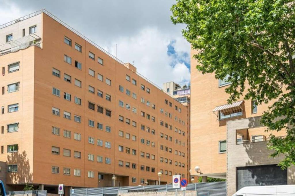 Impresionante Apartamento De 4 Dormitorios 3 Banos Y 2 Plazas De Garaje Madrid Exterior photo
