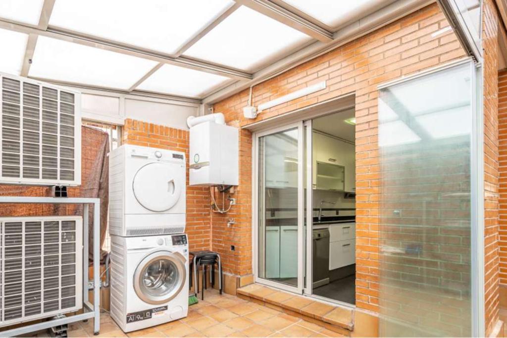 Impresionante Apartamento De 4 Dormitorios 3 Banos Y 2 Plazas De Garaje Madrid Exterior photo