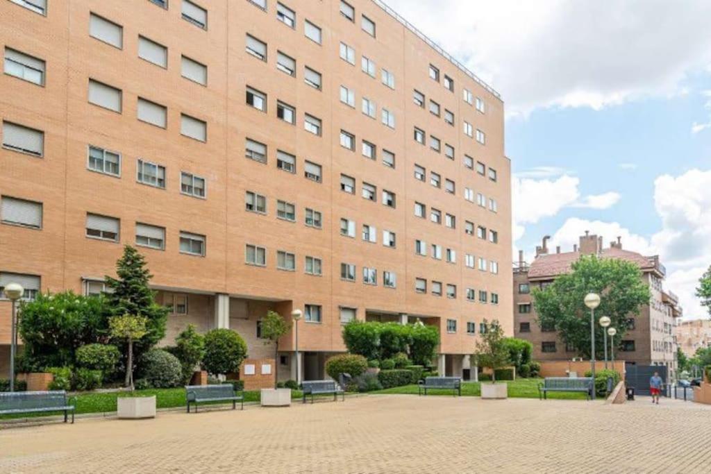 Impresionante Apartamento De 4 Dormitorios 3 Banos Y 2 Plazas De Garaje Madrid Exterior photo